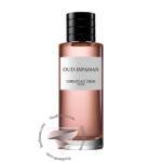 شیشه عطر دیور عود اسپهان با مایع صورتی رنگ روی یک پس زمینه کاملا سفید