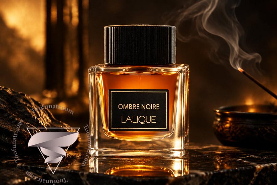 بطری ادکلن لالیک آمبر نویر Lalique Ombre Noire روی سنگ تیره با دود عود و نورپردازی کهربایی لوکس