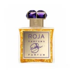 بطری لوکس عطر روژا پارفومز هات لوکس با ورقه‌های طلا، مایع کهربایی و درپوش کریستال بنفش.