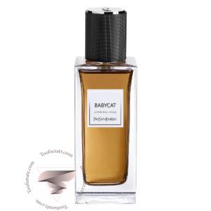 شیشه عطر ایو سن لوران بیبی کت با درپوش مشکی روی پس زمینه سفید