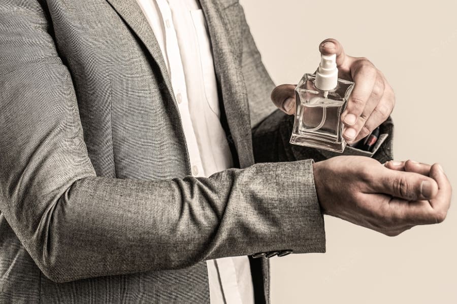 عطرها چگونه بر نحوه درک ما از دیگران تاثیر می گذارند و تصویر ذهنی ما از هویت و جذابیت افراد را شکل میدهند