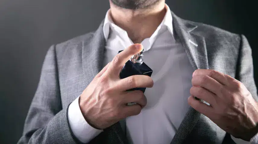 علت ایجاد لکه عطر روی لباس چیست؟