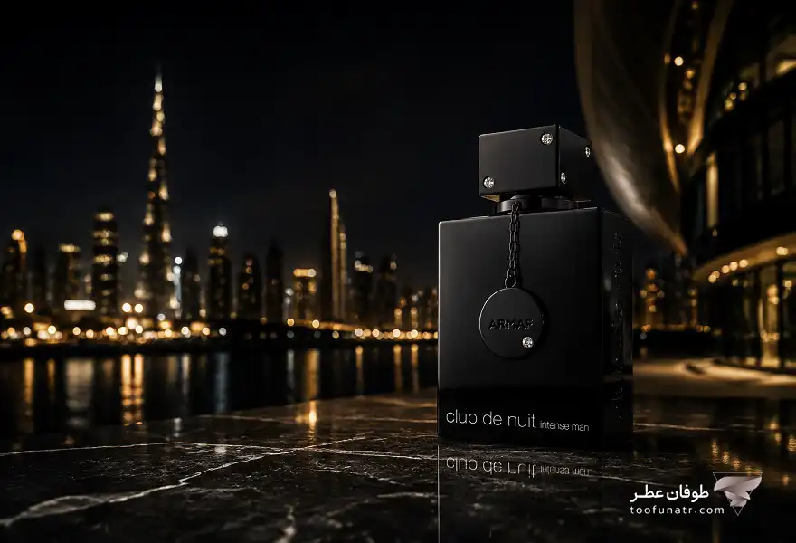 12 عطر ارزان قیمت که با برندهای لوکس رقابت می کنند 3 بطری کلاب د نویت اینتنس مردانه بر روی مرمر مجلل سیاه رنگ در نمایی دور از برج خلیفه