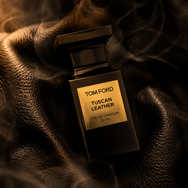 عطر مردانه تام فورد توسکان لدر با رایحه چرم دودی و سنگین در کنار اکسسوریهای چرمی لوکس