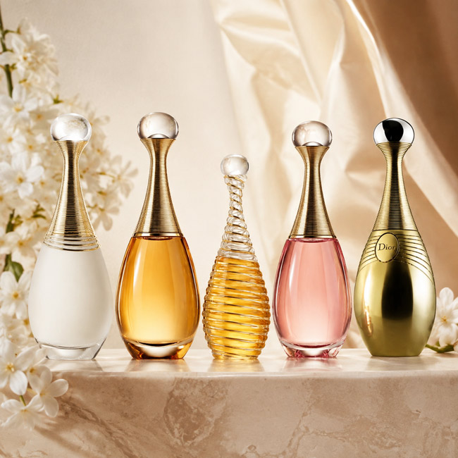کالکشن پنج گانه عطر دیور جادور با بطری های متنوع و لوکس روی پایه مرمری