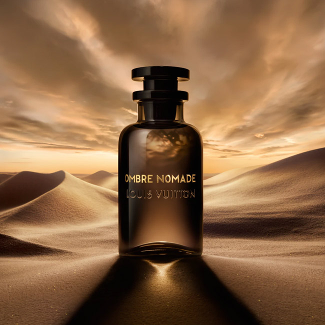 عطر لویی ویتون امبر نومد Louis Vuitton Ombre Nomade روی تپههای شنی کویر با نور ملایم غروب